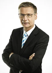 ARD GÜNTHER JAUCH Polittalk aus dem Herzen der Hauptstadt, ab 11. September 2011, immer sonntags um 21.45 Uhr im Ersten.
Ab dem 11. September 2011 empfängt Günther Jauch in seiner neuen Sendung sonntags nach dem Krimi interessante Gäste aus Politik und Gesellschaft, um mit Ihnen das Thema der Woche zu diskutieren. Die einstündige Sendung ist live. "Günther Jauch" ist eine Produktion der i & u TV im Auftrag der ARD unter redaktioneller Federführung des NDR für Das Erste.
© ARD/Marco Grob - honorarfrei, Verwendung gemäss der AGB im engen inhaltlichen, redaktionellen Zusammenhang mit genannter ARD - Sendung bei Nennung: "Bild: ARD/Marco Grob" (S4). ARD Programmdirektion/Bildredaktion, Tel. 089/59004302, Fax089/5501259, mail rita.jacobi@daserste.de