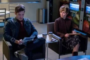 R: Scarlett O'Connor (Clare Bowen)