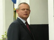 Kaum kommt eine romantische Stimmung zwischen ihm und Louisa auf, da begeht Doc Martin (Martin Clunes) auch schon einen fatalen Fehler. Nun will er ihr eigentlich aus dem Weg gehen, doch dann taucht ihr Ex-Freund auf, der die Beziehung wieder aufwärmen will ...