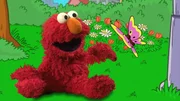 „Hallo, mein kleiner Freund!“ Elmo und der schöne Schmetterling lernen sich kennen.