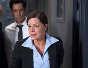 Detective Nick Amaro (Danny Pino) hat den Verdacht, dass ein Angeklagter die Wahrheit sagt. Als dann noch ein bislang unbekanntes Detail ans Licht kommt, steht nun FBI Agent Dana Lewis (Marcia Gay Harden) im Fokus der Ermittlungen.