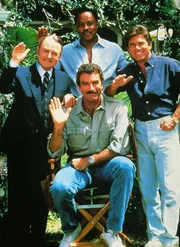 Higgins (John Hillerman), TC (Roger E. Mosley, hinten), Magnum (Tom Selleck, vorne) und Rick (Larry Manetti).