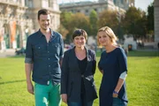 Die "X:enius"-Moderatoren Adrian und Emilie mit Verhaltensforscherin Elisabeth Oberzaucher (Mi.) in Wien.