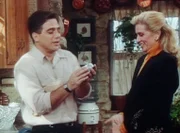 Tony (Tony Danza, l.) kann Angela (Judith Light, r.) von weiteren Frustkäufen abhalten.