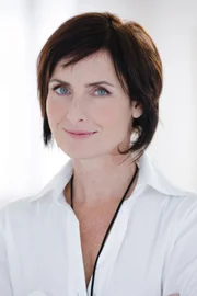 Wahre Geschichten aus einem überraschenden Blickwinkel: Moderatorin Petra Glinski präsentiert in "Süddeutsche TV Thema" überraschende, emotionale und besondere Geschichten ...