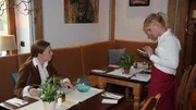 Um Tina von ihrem Handy zu trennen, müsste man es wohl operativ entfernen. Weil die Auszubildende aber auch auf Abmahnungen nicht reagiert, verliert sie schließlich ihren Job im Restaurant.