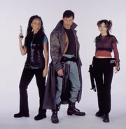 Im Jahr 2275 hat die Menschheit das gesamte Sonnensystem kolonisiert. Die Kopfgeldjäger Dante Montana (Michael Paré) und seine Crew (links Claudette Roche als Lucretia Scott, rechts Tanya Allen als Percy Montana) sind in den weiten des Weltraums unterwegs um interplanetare Kriminelle aufzuspüren und zu verhaften.
. Starhunter