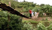 Wanderer auf einer Hängebrücke im Alexander-von-Humboldt-Nationalpark im Osten Kubas.