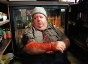 Scheint einen schlimmen, blutigen Unfall gehabt zu haben - oder ist es nur Ketchup? Klempner Bert Large (Ian McNeice) ...