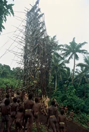 Der Turm ist bis zu 25 m hoch. Die Sa nennen ihn Nagol.