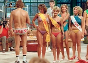 "So isses" (1984 bis 1989) mit Jürgen von der Lippe (2.v.l.), der ein Geschenk seiner Fans anprobiert hat.