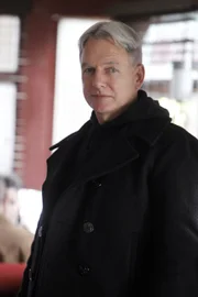 Sieht sich mit all den Entscheidungen, die er im Laufe seines Lebens getroffen hat, konfrontiert: Gibbs (Mark Harmon) ...