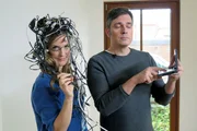 Die "„Xenius“"-Moderatoren Caro und Gunnar posieren mit Elektroschrott.