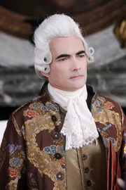 Le roi est mort, vive le roi ! Avec l'arrivée au pouvoir du jeune Louis XVI, la cour connaît de notables changements. C'est ainsi que Nicolas Le Floch passe sous l'autorité d'un nouveau lieutenant général de police, Le Noir, qui lui signifie qu'il se passerait volontiers de ses services. Seulement, Le Noir est rapidement contraint de le convoquer à nouveau : le comte de Saint-Florentin, affirme-t-il, a besoin de ses compétences. En effet, l'une des femmes de chambre de son épouse, la duchesse de La Vrillière, a été tuée. On a retrouvé par ailleurs le maître d'hôtel, Jean Missery, sans connaissance, un grand couteau planté entre les côtes. Saint-Florentin demande à Nicolas Le Floch d'enquêter...