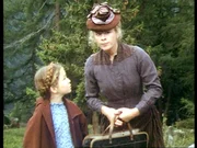 Tante Dete (Jane Hazlegrove) bringt die kleine Heidi (Noley Thornton) zu ihrem Großvater in die Schweizer Berge.