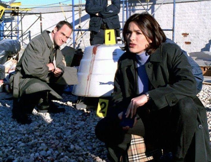 Die Detectives Elliot Stabler (Christopher Meloni) und Olivia Benson (Mariska Hargitay) ermitteln am Tatort. Der Sohn eines bekannten Politikers wurde erschlagen aufgefunden.