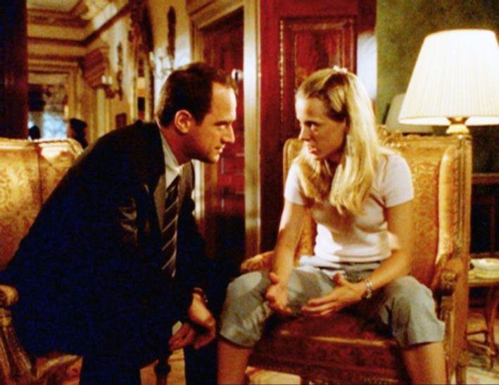 Detective Elliot Stabler (Christopher Meloni) befragt Emily Harlin (Allison Munn), die Tochter des millionenschweren Opfers. Sie hat ihren Vater tot in seinem Schlafzimmer gefunden.