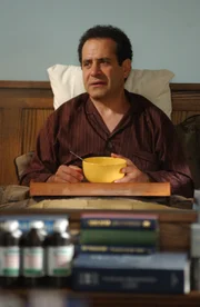 Eine schwere Grippe plagt Adrian Monk (Tony Shalhoub) und er ist außer Stande, das Bett zu verlassen ...