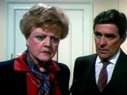 Jessica Fletcher (Angela Lansbury) hilft Lt. Meyer (Ron Masak) bei der Suche nach dem Mörder von Hemsley Post.