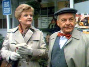 Jessica (Angela Lansbury) möchte mit dem Bus zu einem Bankett. Cyrus Leffingwell (David Wayne) ist einer ihrer Mitreisenden.