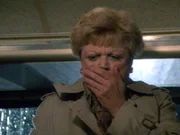 Jessica Fletcher (Angela Lansbury) entdeckt im Bus die Leiche eines Mitreisenden.