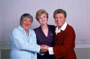 Das Komiker-Duo Murray Gruen (Buddy Hackett, l.) und Mack Howard (Steve Lawrence, r.) ist seit Jahren verfeindet. Gelingt es Jessica Fletcher (Angela Lansbury, M.) die beiden Streithähne zu versöhnen?