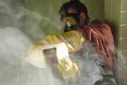 Jesse (Aaron Paul) schüttet stark ätzende Flusssäure in die Badewanne, um Emilios Körper verschwinden zu lassen.
