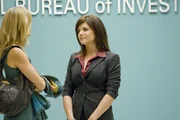 Elizabeth (Tiffani Thiessen, re.) wird von ihrer Freundin Dana (Susan Misner) um Hilfe gebeten: Ihrem Mann wird vorgeworfen, bei seiner Rückkehr vom Kriegseinsatz imn Irak wertvolle Kunstgegenstände außer Landes geschmuggelt zu haben.