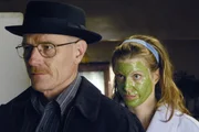 Skyler (Anna Gunn) ahnt nichts von Walters (Bryan Cranston) riskanten Drogengeschäften.
