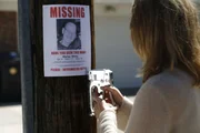 Skyler (Anna Gunn) versucht mit Hilfe von Plakaten Walter zu finden.