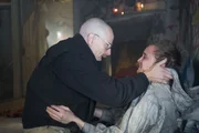 In einer abgewrackten Crack-Höhle kämpft sich Walter (Bryan Cranston) zwischen all den heruntergekommenen Gestalten hindurch, bis er Jesse (Aaron Paul) erkennt.