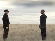 In der Wüste von New Mexico kommt es zum Treffen zwischen Walter White (Bryan Cranston, li.) und Drogenboss Gustavo 'Gus' Fring (Giancarlo Esposito).