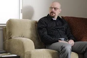 Walter (Bryan Cranston) sucht mit seiner Frau Rechtsanwalt Skyler auf, um den Kauf der Autowaschanlage zu forcieren.