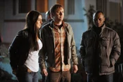 Erica (Serinda Swan), Lloyd (Domenick Lambardozzi) und Shea (Malcolm Goodwin, re.)
