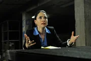 Weiterhin unter Druck gesetzt, kann Lydia eine neue Methylamin-Quelle auftun: Sie schlägt Walter und Jesse vor, einen Chemikalien-Zug auszurauben.