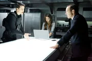 (v.l.): Grant Ward (Brett Dalton), Skye (Chloe Bennet) und Phil Coulson (Clark Gregg)