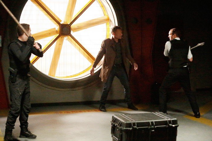 V.l.: Leo Fitz (Iain De Caestecker), Gordon (Jamie Harris), Phil Coulson (Clark Gregg)