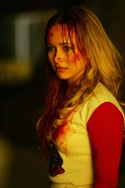 Claire (Hayden Panettiere) wurde angegriffen und schwer verletzt, doch ihre Selbstheilungskräfte lassen sie auch diesmal nicht im Stich...