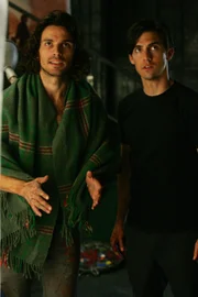 Isaac (Santiago Cabrera, l.) und Peter (Milo Ventimiglia) betrachten Isaacs Bilder und suchen nach einem Hinweis auf den Aufenthaltsort der Cheerleaderin, die gerettet werden soll.