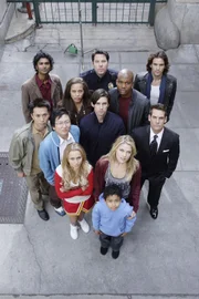 (v.l.v.hi.) Mohinder (Sendhil Ramamurthy), Matt (Greg Grunberg), Isaac (Santiago Cabrera), Ando (James Kyson Lee), Simone (Tawny Cypress), D.L. Hawkins (Leonard Roberts), Hir0 (Masi Oka), Peter (Milo Ventimiglia), Nathan (Adrian Pasdar), Claire (Hayden Panettiere), Niki (Ali Larter) und Micah (Noah Gray-Cabey)