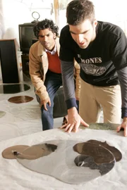 Mohinder (Sendhil Ramamurthy, l.) und Sylar (Zachary Quinto)