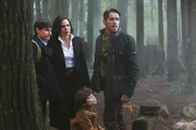 (v.l.): Henry Mills (Jared S. Gilmore), Regina Mills (Lana Parrilla), Roland (Raphael Alejandro) und Robin Hood (Sean Maguire)