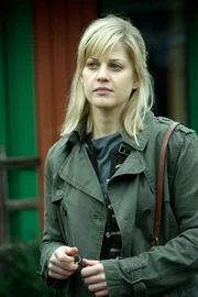 Claudia (Tammy Gillis) steht in Verdacht, ihren Ex-Mann ermordet zu haben.