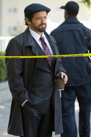 Detective Oscar Vega (Louis Ferreira)
