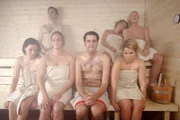 Die Familie in der Sauna.Vorne v.l.n.r.: Svenja (Bettina Lamprecht), Anne (Sonsee Neu), Bastian (Bastian Pastewka), Kim (Cristina Do Rego) Hinten v.l.n.r.:Hagen (Matthias Matschke), Elsa (Adriana Altaras), Volker (Dietrich Hollinderbäumer)