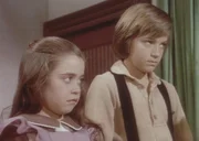 Ihre neue Eltern können James (Jason Bateman, r.) und Cassandra (Missy Francis, l.) nichts recht machen. Schon lange vor Schulbeginn müssen sie aufstehen und hart arbeiten.