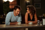 Drew Bedford (Kerr Smith, l.) flirtet mit  Det. Stella Bonasera (Melina Kanakaredes, r.), die sich sehr geschmeichelt fühlt ...