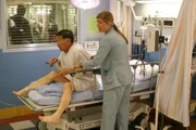 Abby (Maura Tierney, r.) hat's nicht leicht: Carter bleibt bis auf Weiteres in Afrika. Die Patienten müssen darunter leiden ...