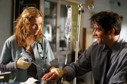 Sam (Linda Cardellini, l.) kann nicht fassen, dass Dr. Luka Kovac (Goran Visnjic, r.) von einer wild gewordenen Patientin gebissen wurde ...
