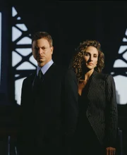 (1. Staffel) - Det. Mack "Mac" Taylor (Gary Sinise, r.) und Det. Stella Bonasera (Melina Kanakaredes, l.) sind täglich im Einsatz für die Gerechtigkeit.